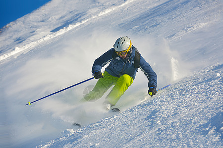 滑雪者新鲜的粉末雪上滑雪,背景太阳山脉图片