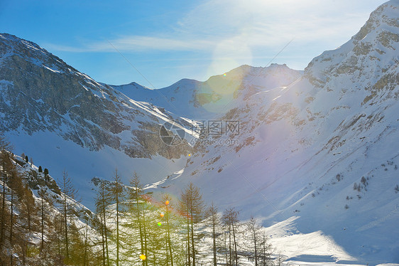 冬季的新鲜雪下,高山图片