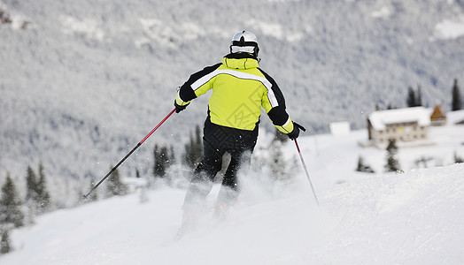 滑雪者小冬天的山上享受乐趣放松图片