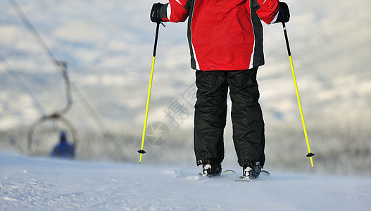 滑雪者小冬天的山上享受乐趣放松图片