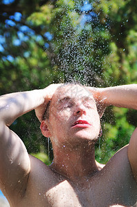 淋浴下的人用落水洗头图片