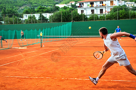 个人室外球场打网球图片