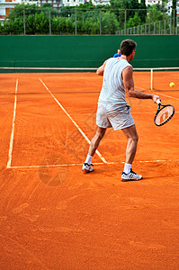 个人室外球场打网球图片