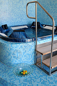 豪华水疗中心的室内热水浴缸图片