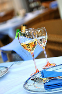 豪华餐厅的杯白酒图片