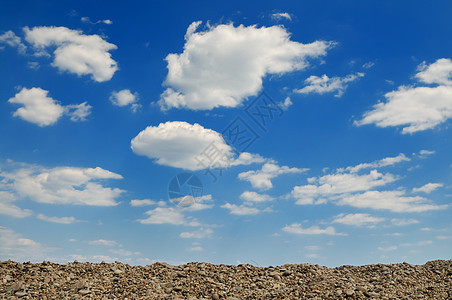 晴天背景下的蓝天白云图片