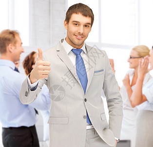生意成功快乐的商人办公室里竖大拇指背景图片