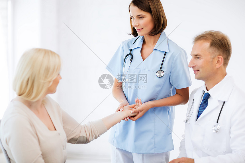 医疗保健医疗医生护士与病人测量脉搏图片