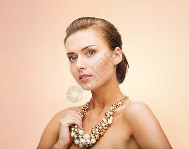 美丽珠宝美丽的女人戴着珍珠项链图片