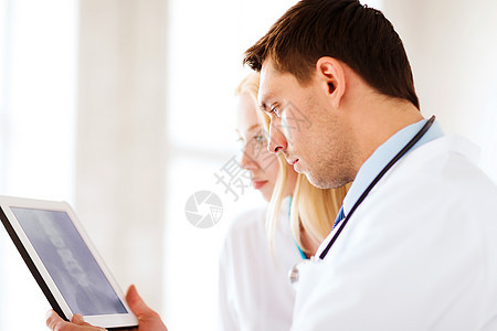 医疗保健医疗两名医生平板电脑上看X光图片