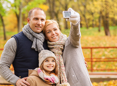 家庭,童,季节,技术人的快乐的家庭自拍智能手机秋季公园图片