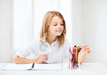 教育学校小学生女孩学校用铅笔画画图片