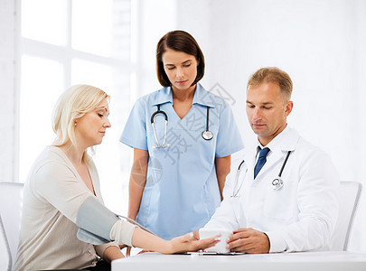 医疗保健医疗医生护士与病人测量血压图片