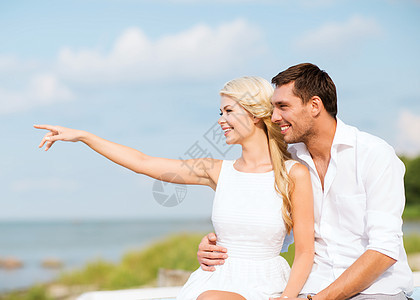 暑假约会夫妇坐海边图片