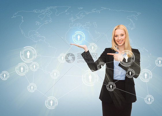 商业技术互联网网络女商人指着虚拟屏幕上的联系人图标图片