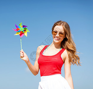 暑假,假期生态女孩与风车玩具海滩上图片