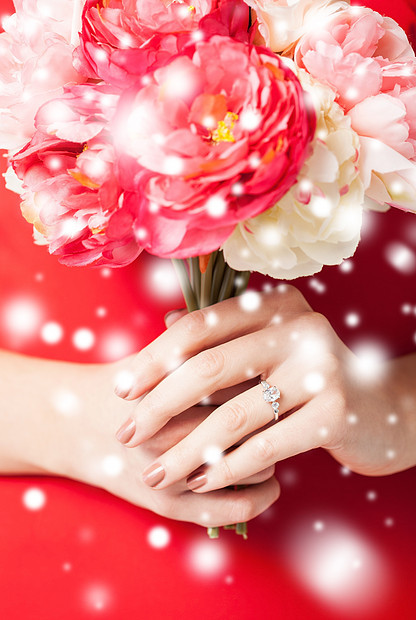 爱情,浪漫,新娘,婚姻,珠宝女人的手与花结婚戒指图片