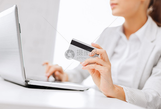 银行,购物,货币女商人带笔记本电脑信用卡图片