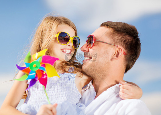 暑假,孩子人的快乐的父亲孩子戴着太阳镜蓝天上图片