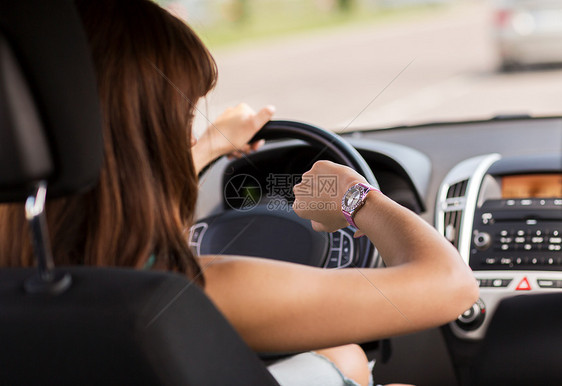 交通车辆女人开车看手表图片