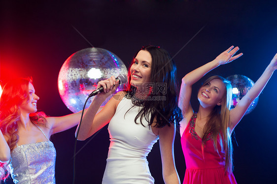 派,新,庆祝,朋友,单身派,生日三个穿着晚礼服的女人跳舞唱歌卡拉OK图片