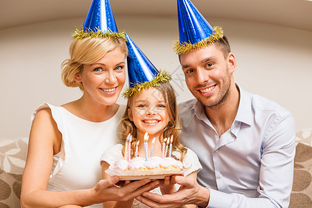 庆祝,家庭,假日生日幸福的家庭戴着蓝色帽子蛋糕图片