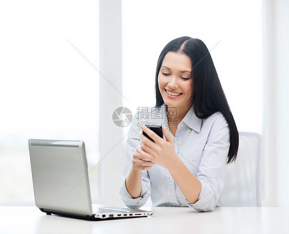 教育,商业技术微笑的女商人学生笔记本电脑智能手机图片