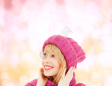 冬天,人们幸福的戴着粉红色帽子围巾的女人图片
