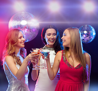 新,庆祝,朋友,单身派,生日三个女人穿着晚礼服,带鸡尾酒迪斯科舞会图片