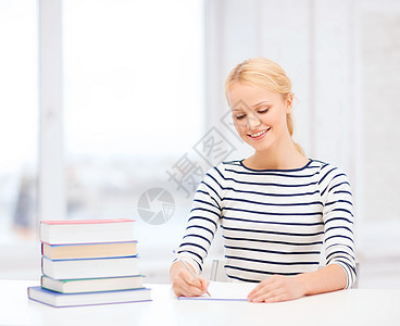 教育,学校商业理念微笑的女人,带着书笔记本大学学背景图片