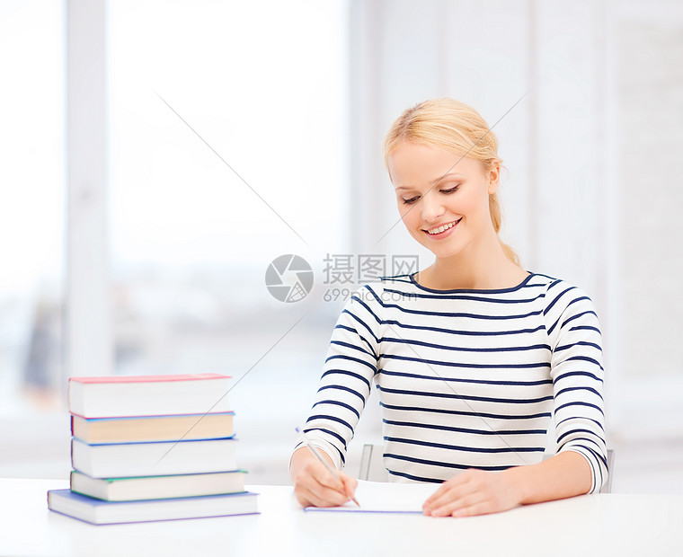 教育,学校商业理念微笑的女人,带着书笔记本大学学图片