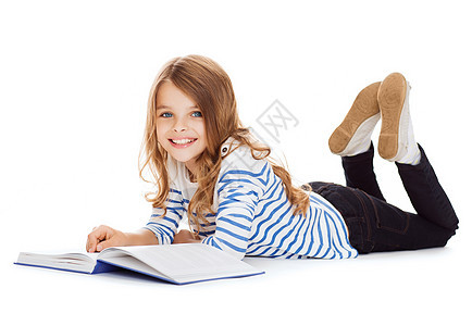 教育学校微笑的小学生女孩,书躺地板上图片