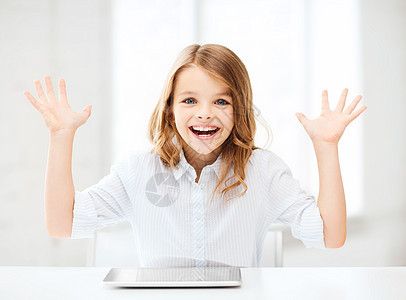 教育,技术,互联网学校笑的小学生女孩与平板电脑电脑举手学校图片