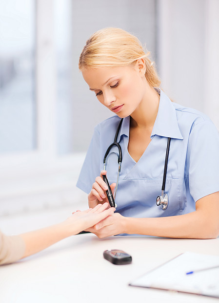 医疗保健医疗女医生护士,病人测量血糖值图片