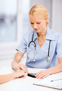 医疗保健医疗女医生护士,病人测量血糖值图片