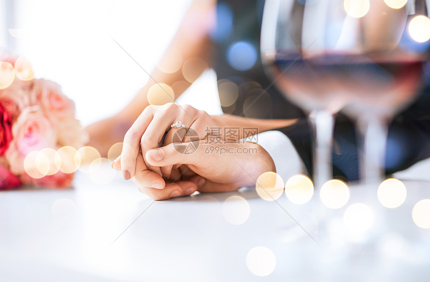 ‘~爱情,家庭,周纪念订婚夫妇带着酒杯餐厅  ~’ 的图片