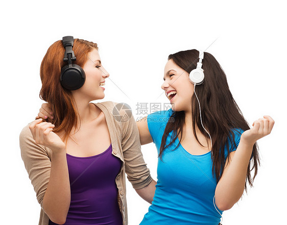 音乐技术两个带耳机笑的青少图片