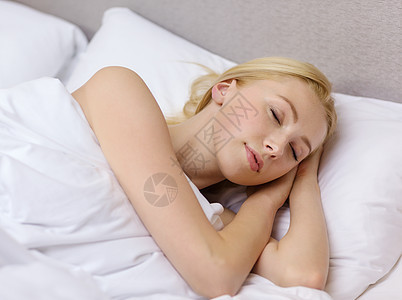 酒店,旅游幸福美丽的女人睡床上图片