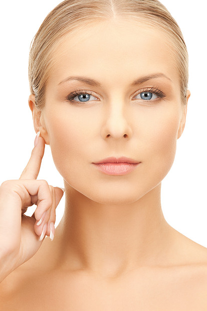 美丽的女人指着耳朵的照片