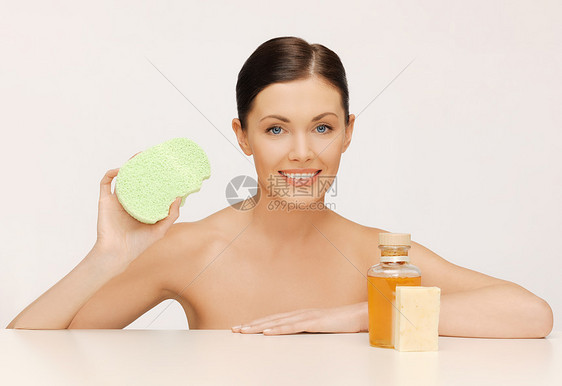 海绵化妆品瓶的女人的照片图片