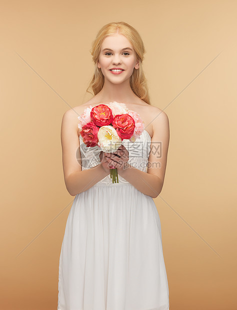 轻女人带着花的照片图片