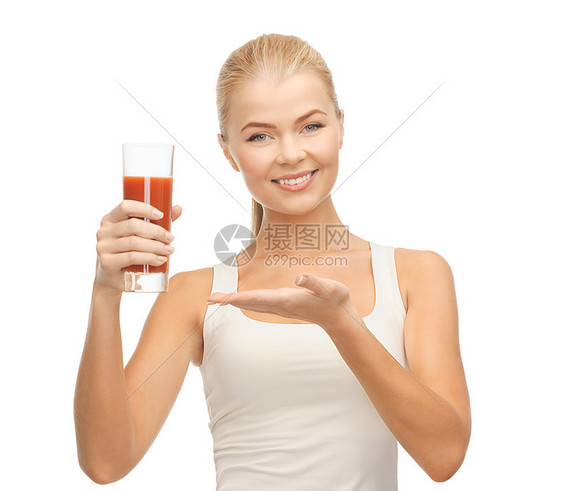 轻的女人着杯番茄汁图片