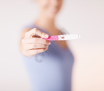 妇女进行妊娠试验图片