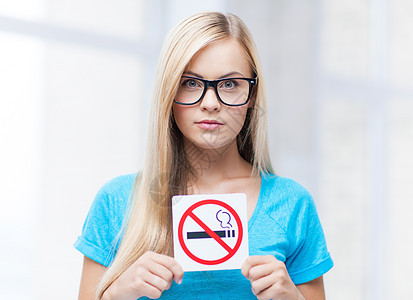 吸烟限制标志的女人的照片背景图片
