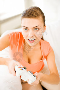 快乐的女人操纵杆玩电子游戏的照片图片