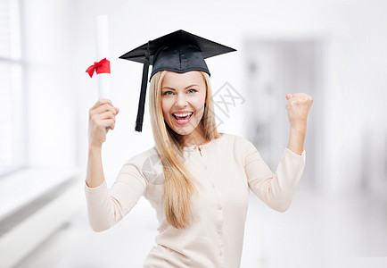 带着证书戴毕业帽的快乐学生图片