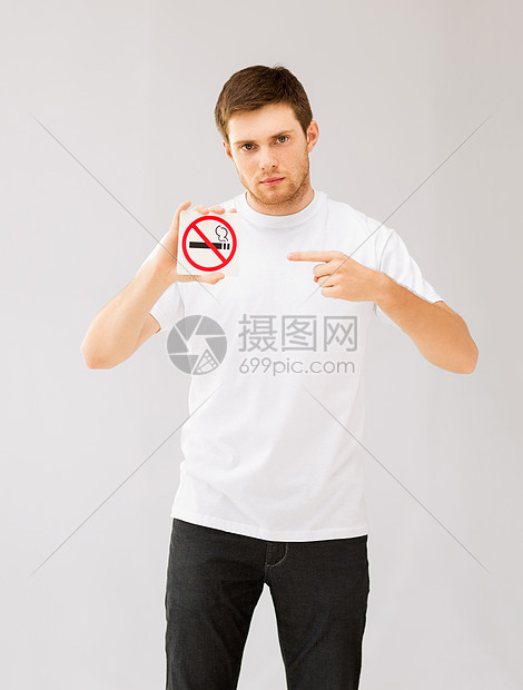 轻人指着禁烟标志的照片图片