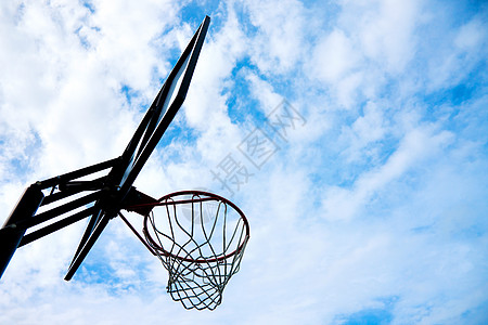 蓝天上篮球篮的剪影图片图片