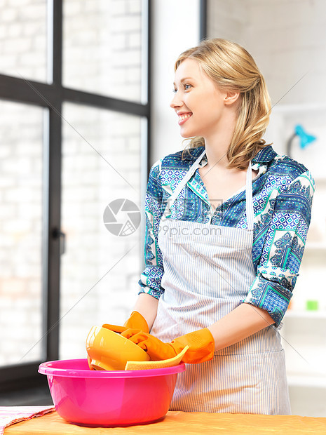 美丽的家庭主妇厨房洗碗的照片图片