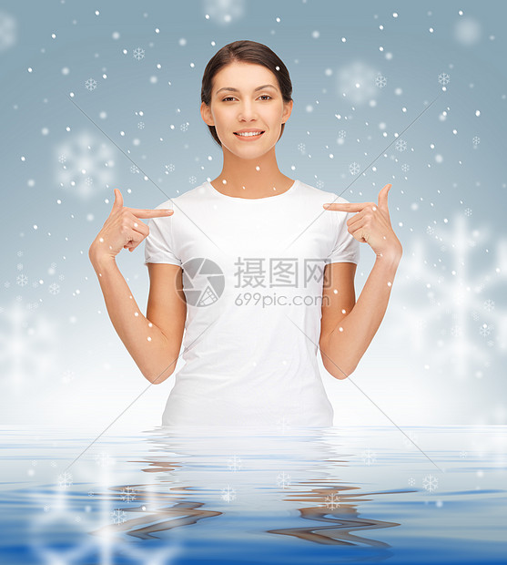 明亮的照片 快乐无忧无虑的少女水中高清图片下载 正版图片 摄图网 明亮的照片 快乐无忧无虑的少女水中高清图片下载 正版图片 摄图网
